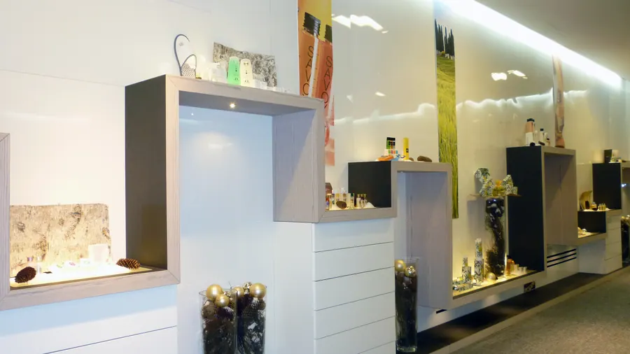 AMONN HOTEL SHOW ROOM 1